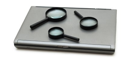 Lupas sobre un ordenador portátil