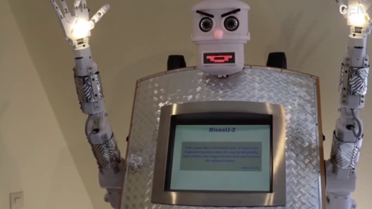 Te presentamos al robot cura: te bendice… pero da un poco de miedo