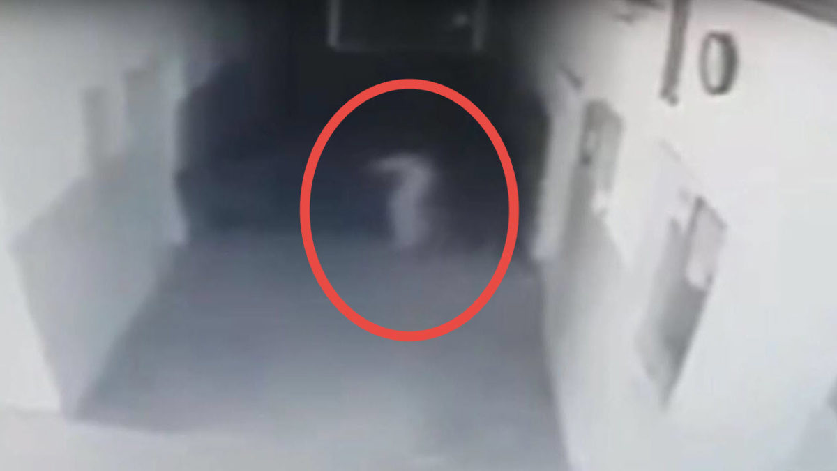 Las cámaras de esta comisaría grabaron esta inquietante aparición fantasmal