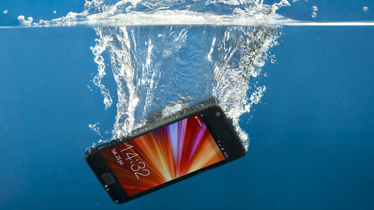 Cómo intentar salvar un teléfono que se ha mojado