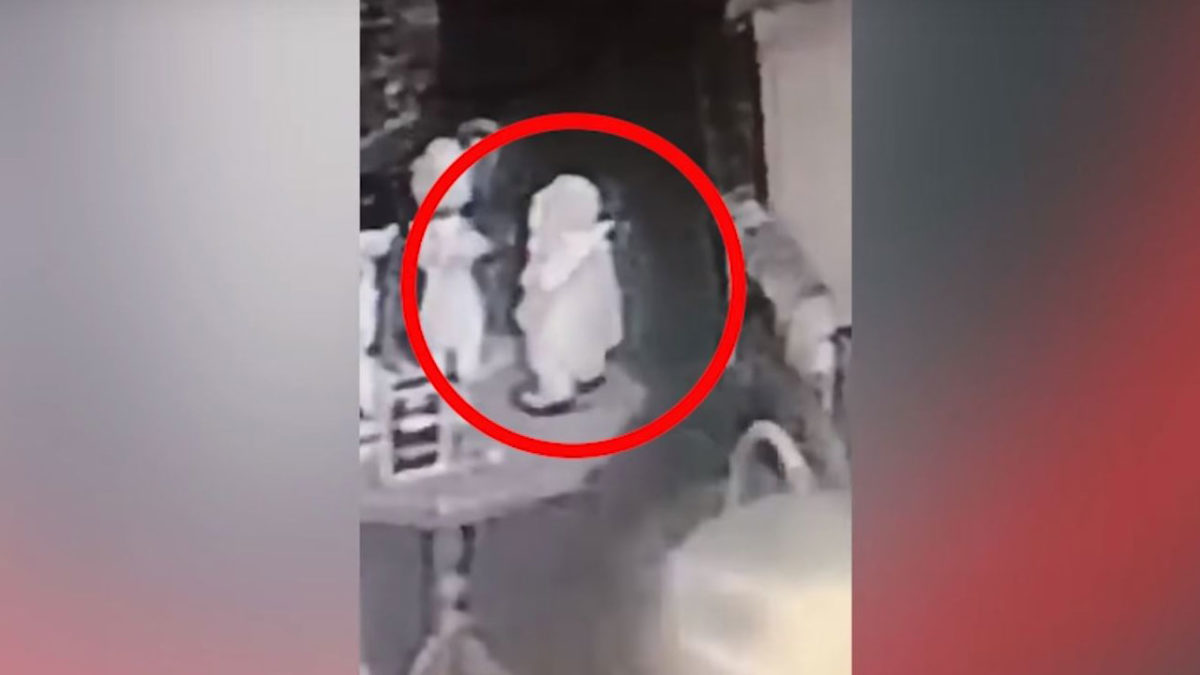 Cazadores de fantasmas graban a una muñeca poseída moviéndose de forma espeluznante