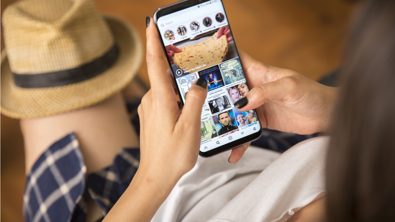 Mujer utilizando Instagram