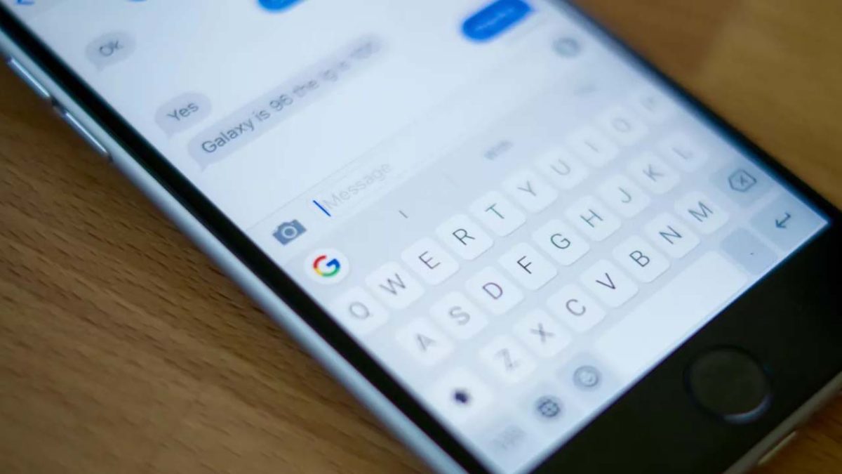 El asistente de Google se incluye en el teclado Gboard que trae modo oscuro