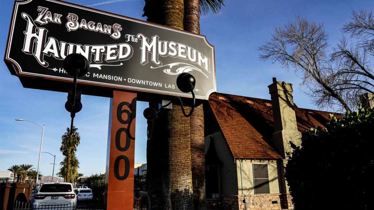Zak Bagans, la estrella de “Buscadores de fantasmas”, cierra una expo de su museo tras el ataque sobrenatural de la Mecedora del Demonio