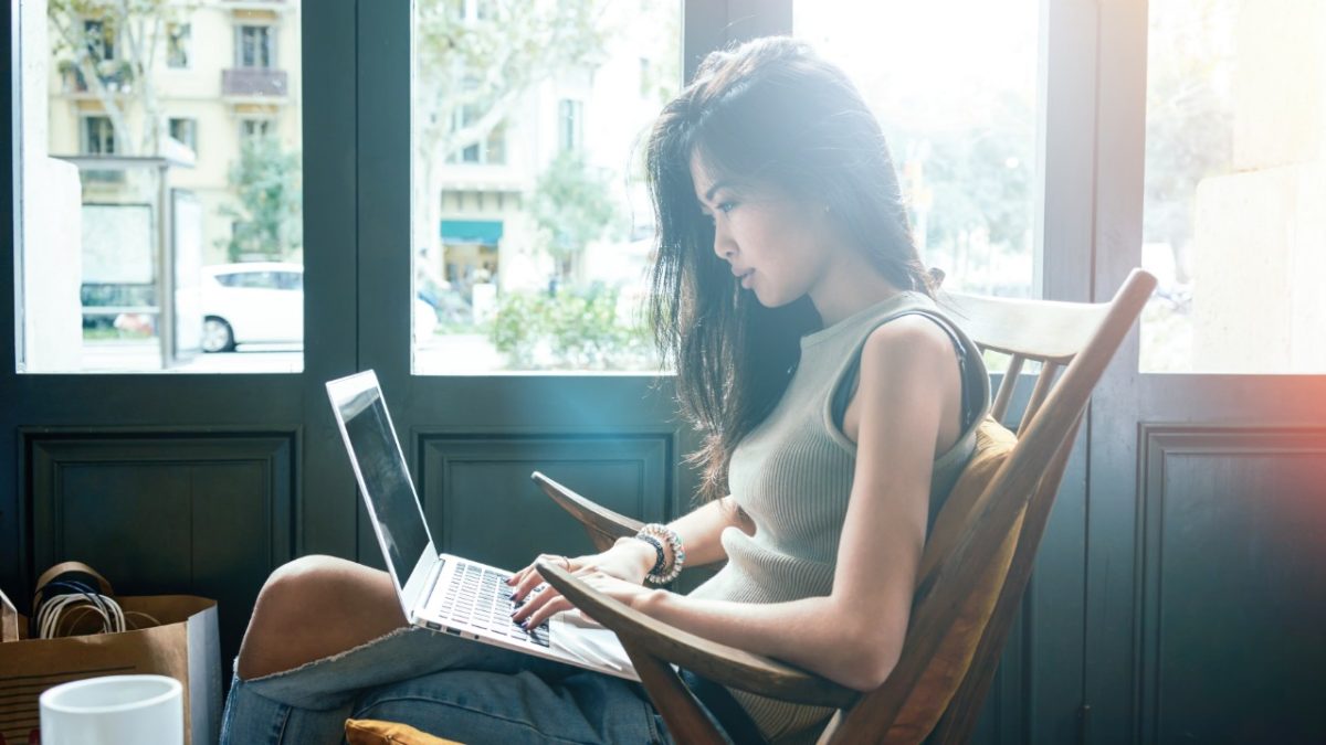 Mujer utilizando Word en casa