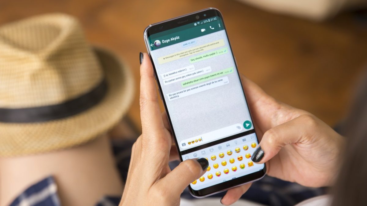 Persona utilizando WhatsApp