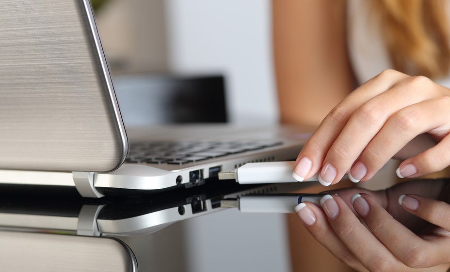 Pendrive conectando a un portátil