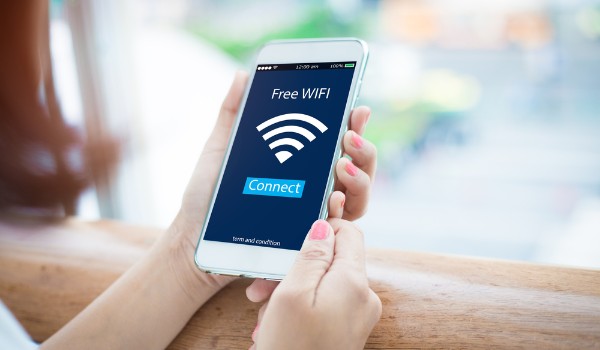 mujer conectándose a una red wi-fi abierta