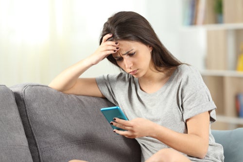 Mujer preocupada con móvil