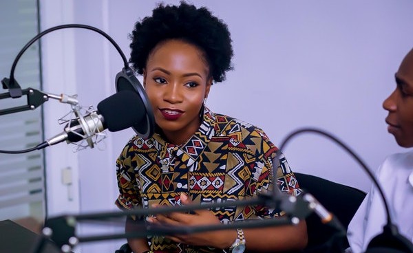 Mujer grabando un podcast