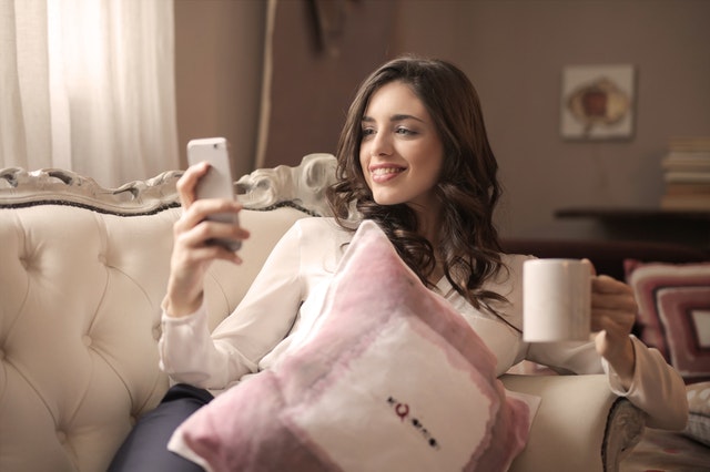 Mujer sonriendo al móvil