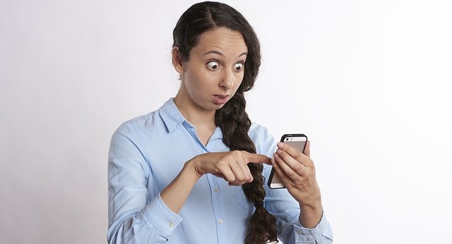 Persona sorprendida con teléfono móvil