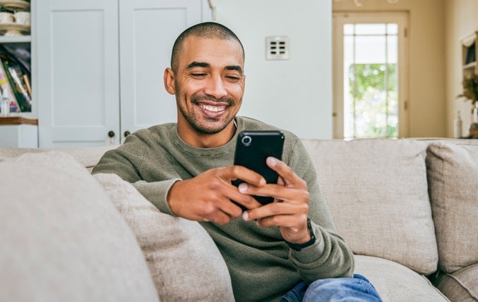 Hombre mirando Smartphone