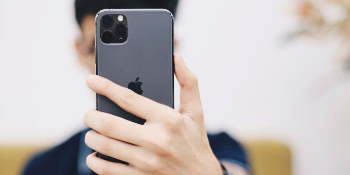 ¿Te ves raro en los selfies del iPhone? Es porque están del revés, pero tiene fácil solución