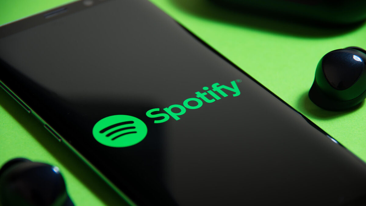 Teléfono móvil con el logotipo de Spotify en la pantalla