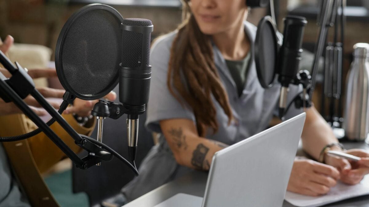 Todo lo que necesitas para montar tu propio podcast (además de ganas)