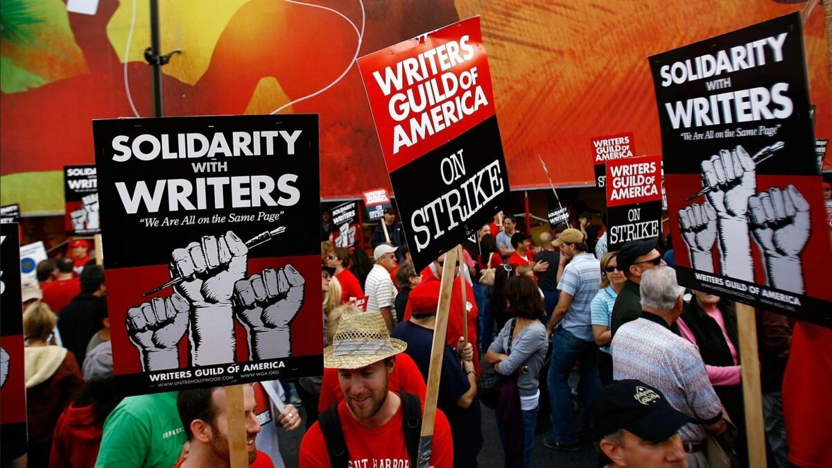 ¿Cómo puede afectarte la huelga de guionistas de Hollywood?