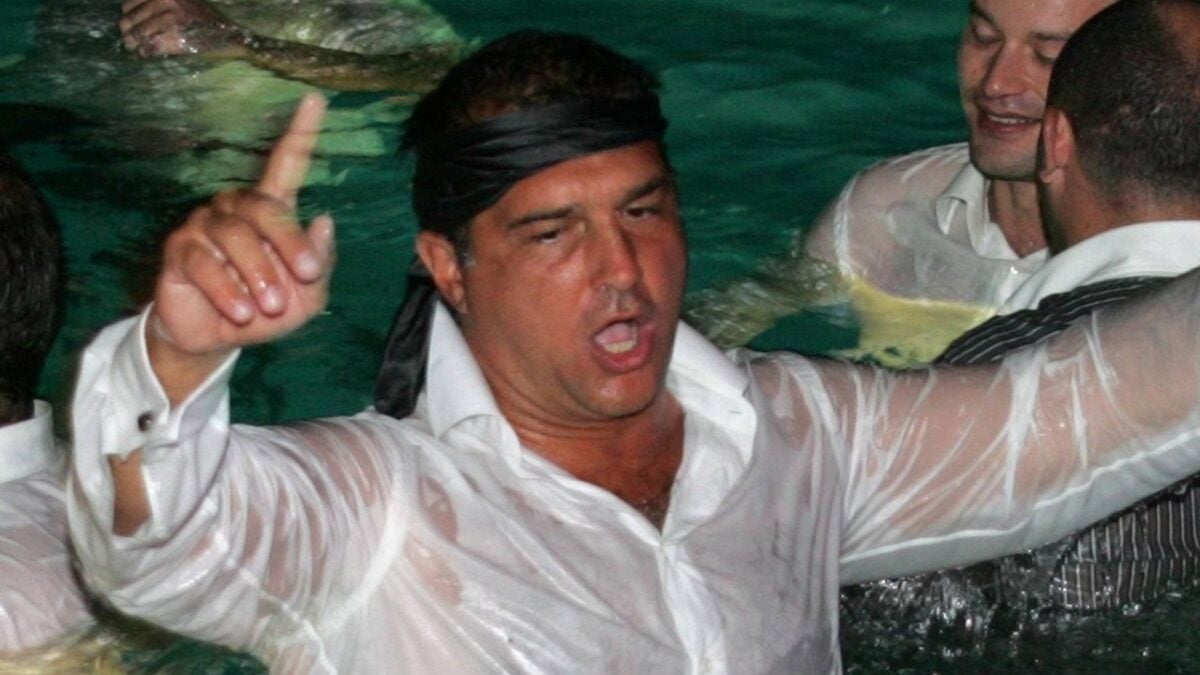 Laporta desatado en una piscina