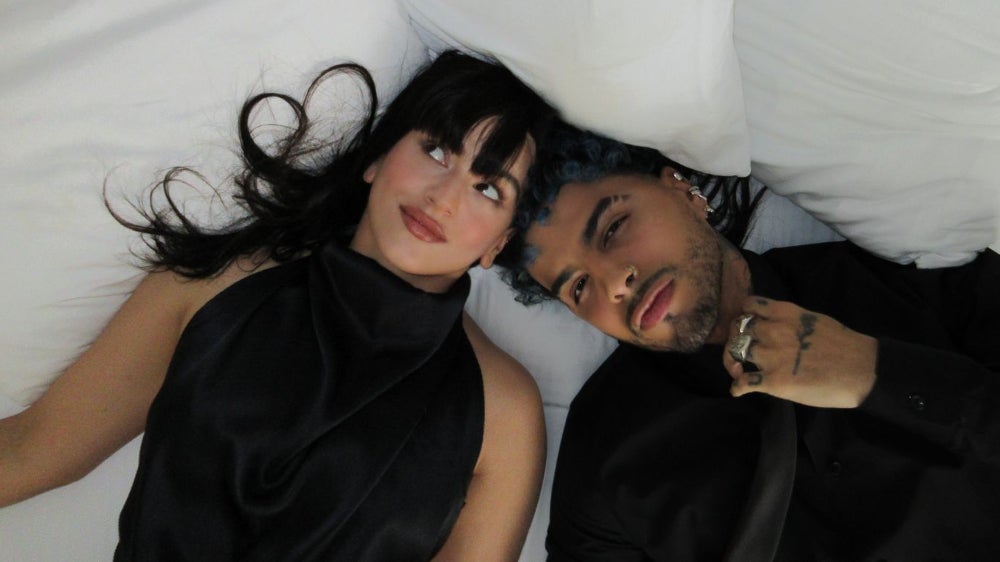 Rosalía se ríe de Rauw Alejandro imitándole en un vídeo de TikTok: “Algo sencillo, un Ferrari”