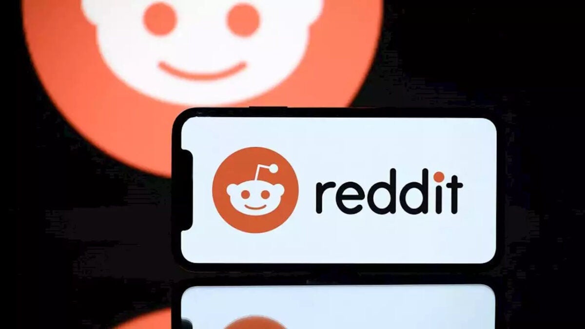Un teléfono con el logotipo de Reddit en la pantalla.