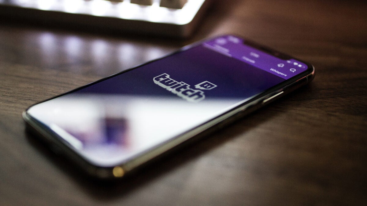 Móvil con la pantalla de inicio de Twitch