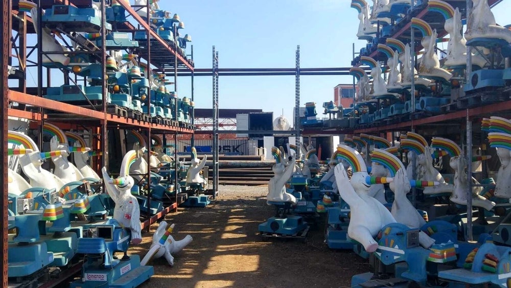 Curro, la mítica mascota de la Expo 92 que pasó de hundir barcos a reposar en un cementerio de muñecos