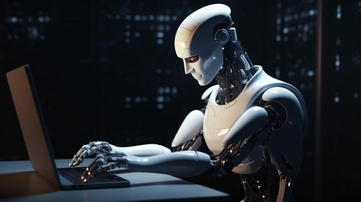 Robot escribiendo en un ordenador