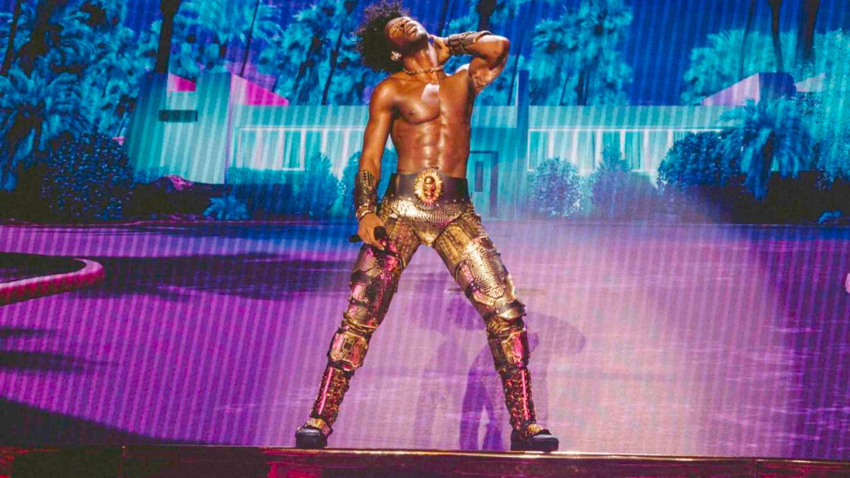 El objeto que le tiraron a Lil Nas X durante un concierto (y que nadie se esperaba)