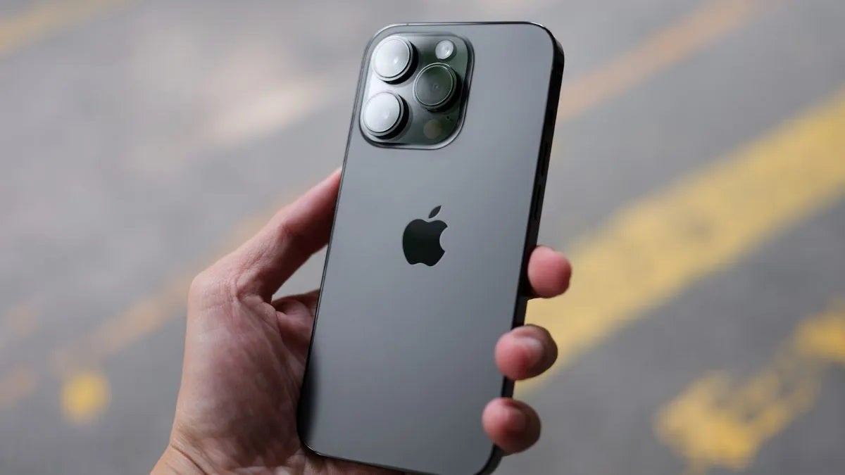 Era cuestión de tiempo: ya tenemos el primer iPhone 15 con la batería hinchada