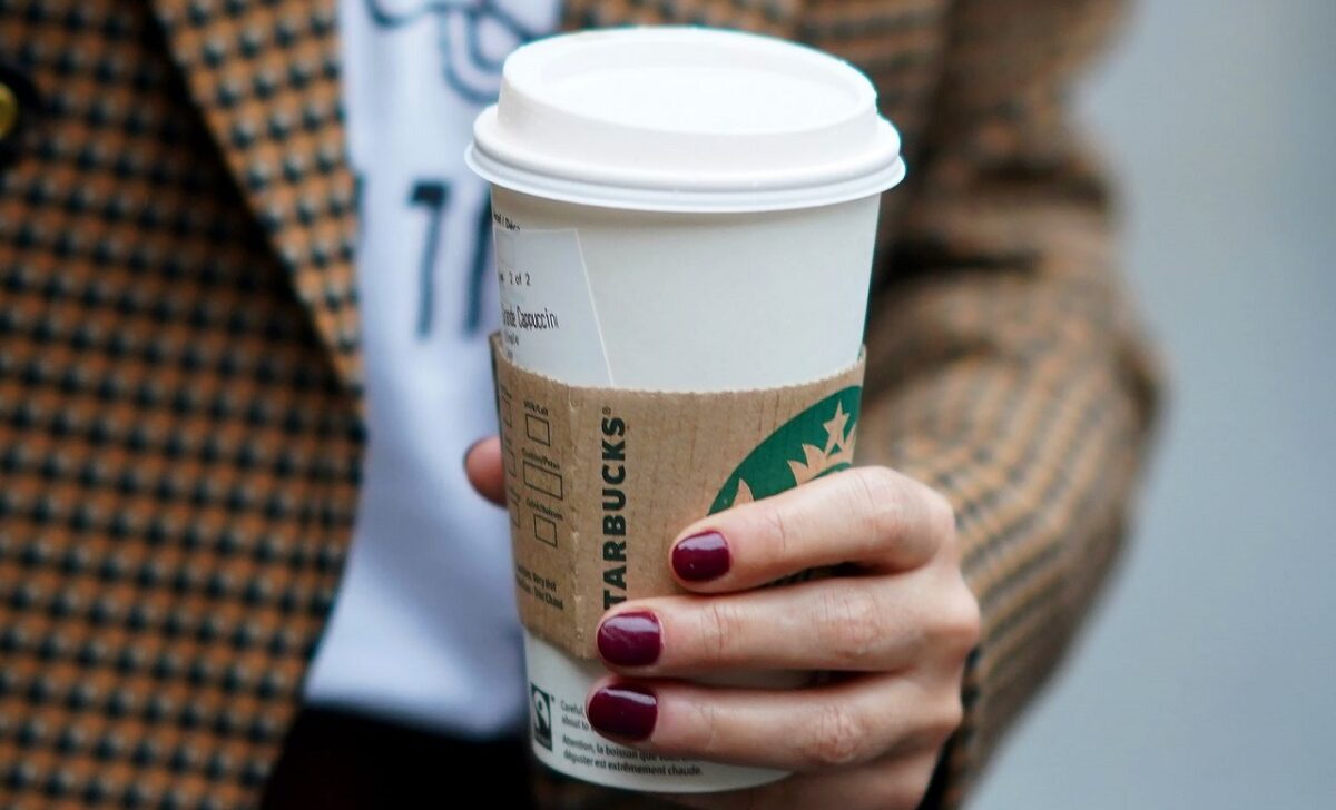 ¿Sabes esos vasos de papel que se han puesto de moda tan eco? También son malos para el medio ambiente