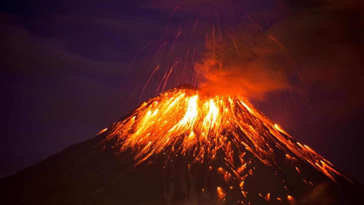 Volcan en erupción