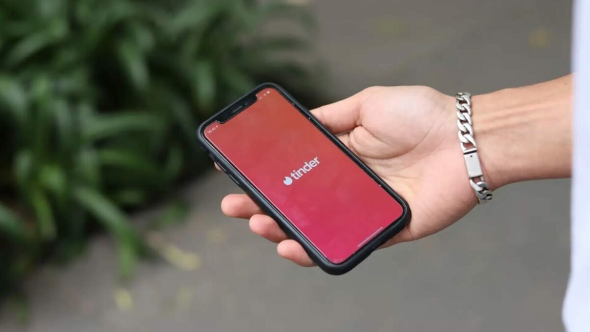 La Gen Z contra Tinder: vuelve el ligue en persona… Y hunde el beneficio de estas apps