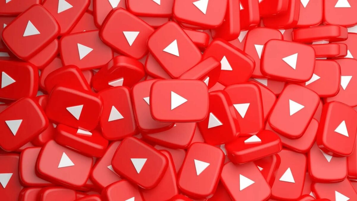 YouTube está convencido de que la IA es peligrosa y, por fin, va a actuar contra ella. Más o menos