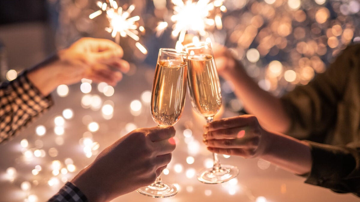 De romper platos a comer uvas: cómo se celebra la Nochevieja alrededor del mundo