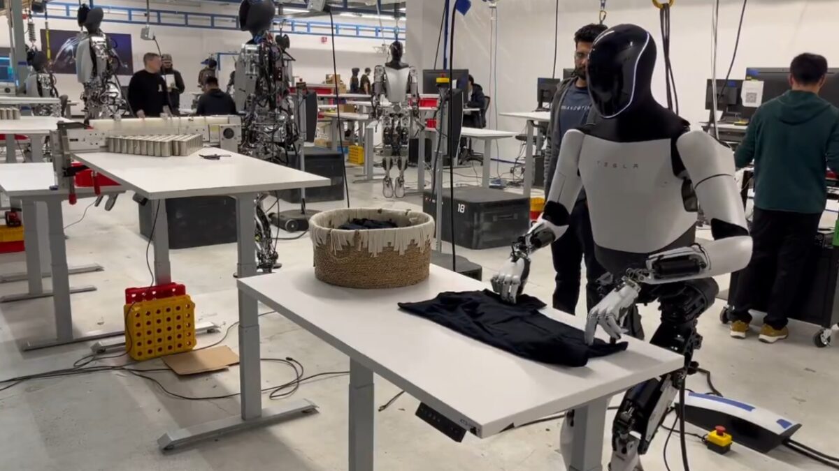 Elon Musk reconoce que el impresionante vídeo de Optimus, el robot de Tesla, es un montaje