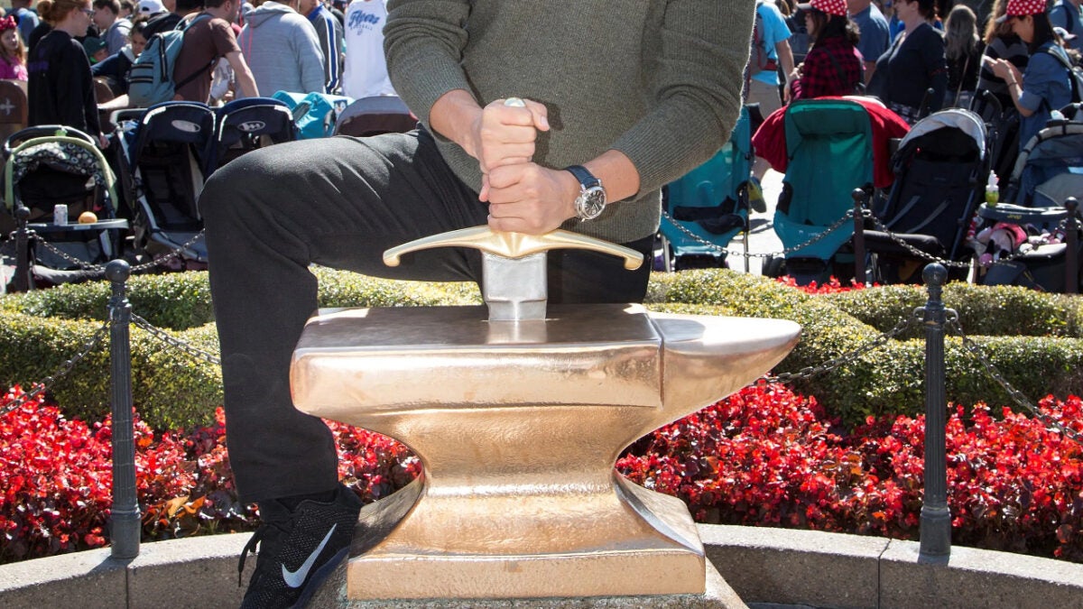 La extraña atracción Disney que se basa en sacar una espada de una piedra. Si puedes.