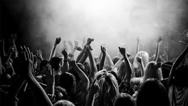 dj-crowd-610x343