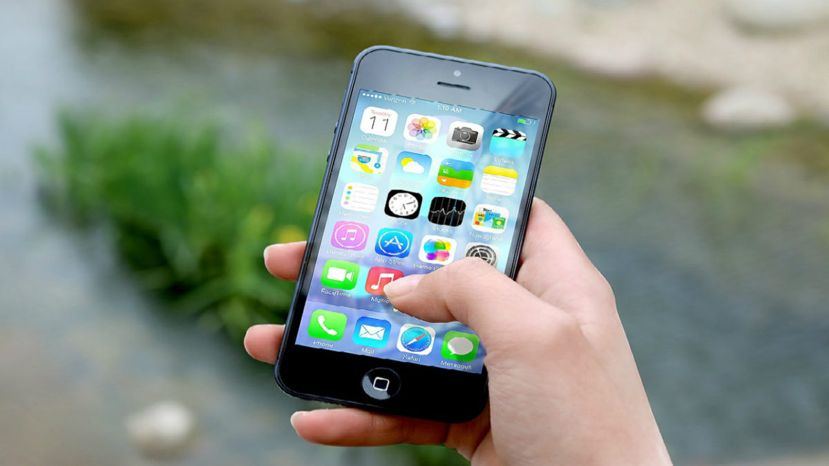 hand holding iphone