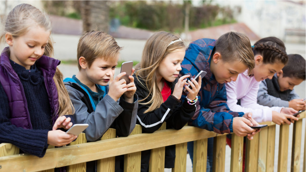 France bans children under 15 from using phones in school