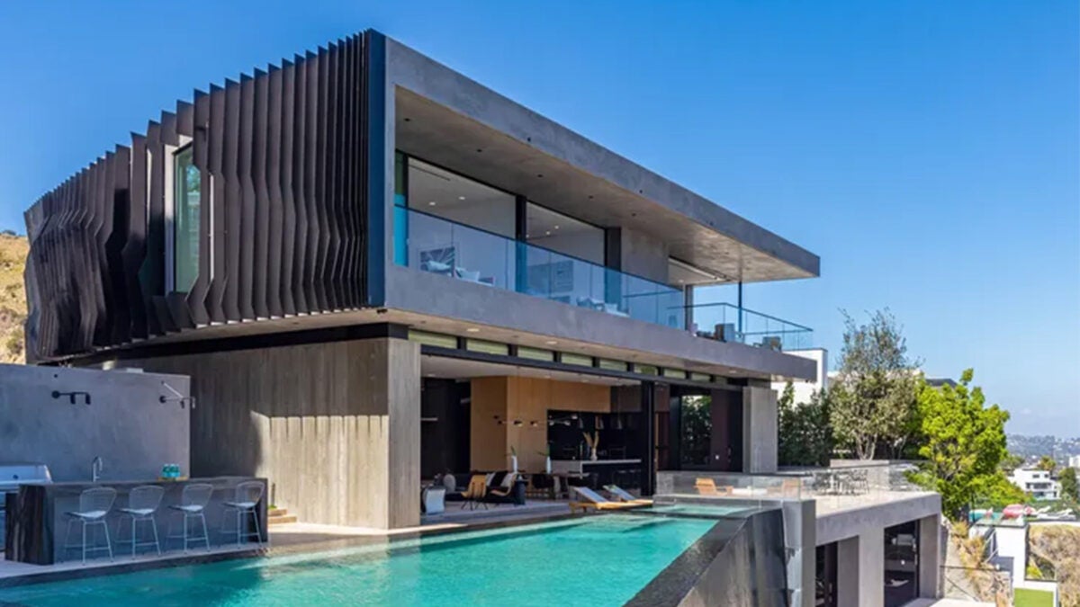 $2 Billion Powerball Winner Buys $25 Million Mansion