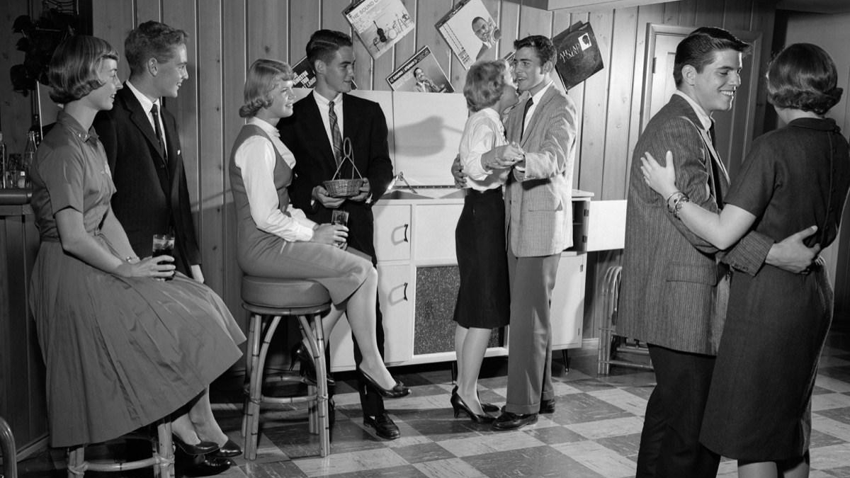 Love in the Age of Computers: The Early Days of Digital Dating