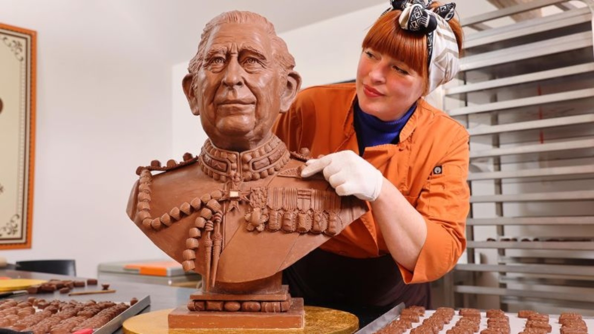 Se ha fabricado un busto del Rey de tamaño natural con más de 17 litros de chocolate derretido antes de su coronación.
