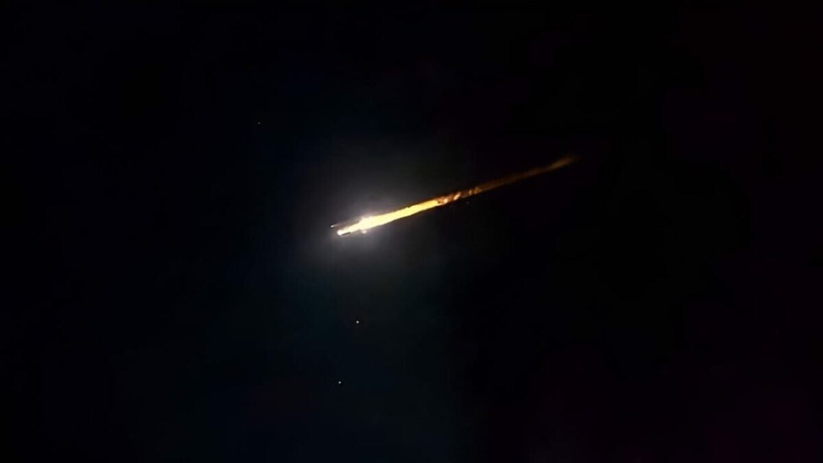 Astronomical Puzzle: Baffling “Comet-Like” Object Captured in Australian Skies