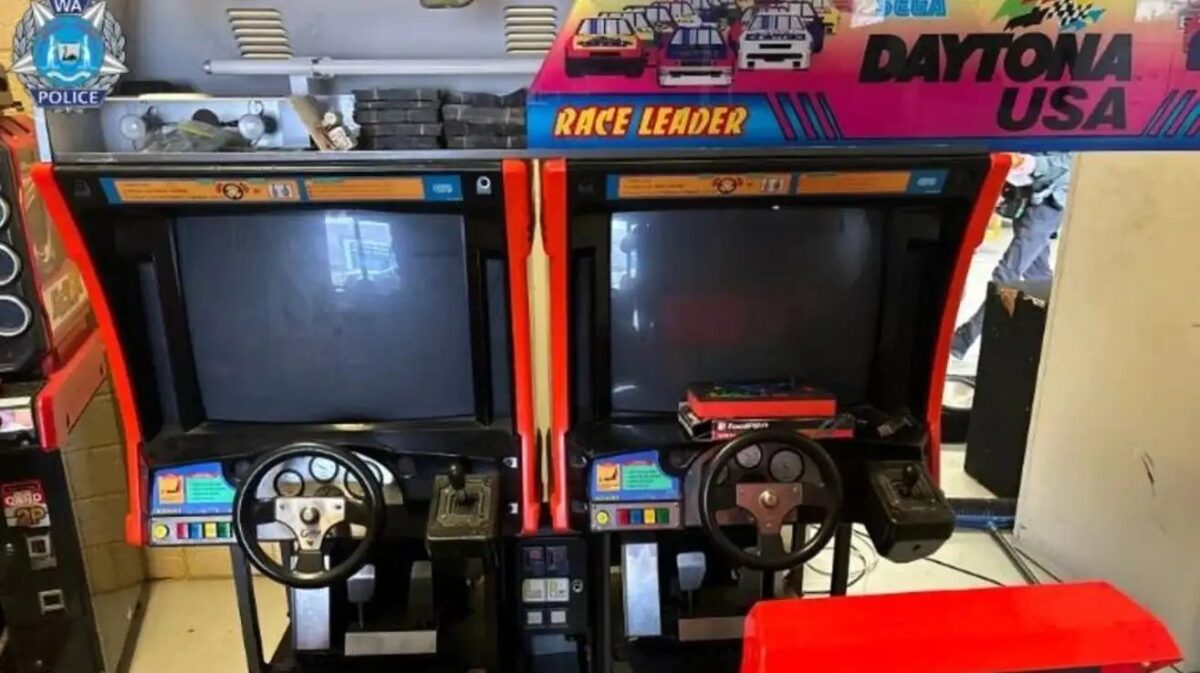 La machine d’arcade qui cachait bien plus qu’un super jeu : 400 000 dollars… et un pistolet