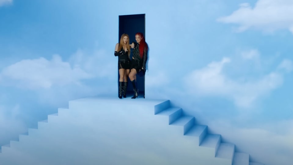 Shakira y Karol G contra Piqué y Anuel a lo grande: el videoclip se proyecta en Times Square