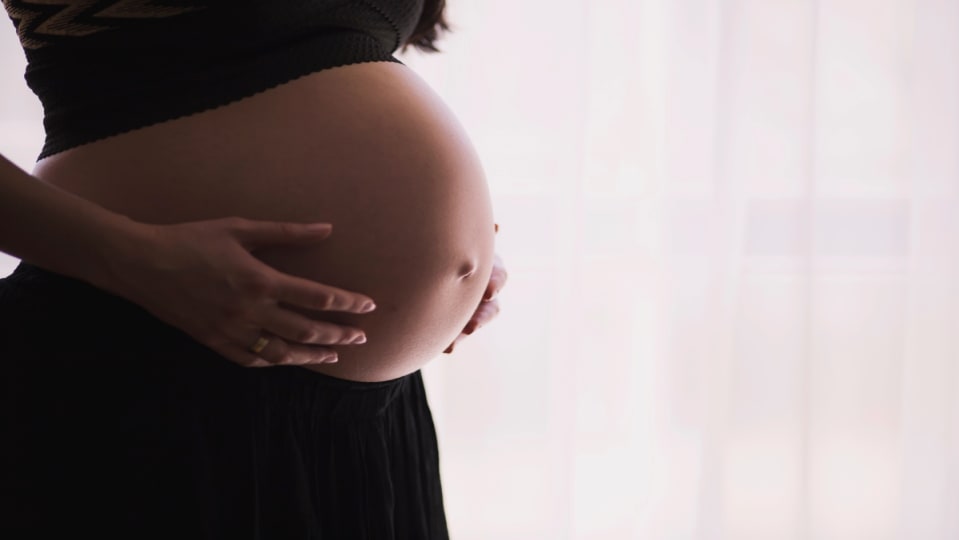Una española arrasa en Estados Unidos al comparar la maternidad en los dos países