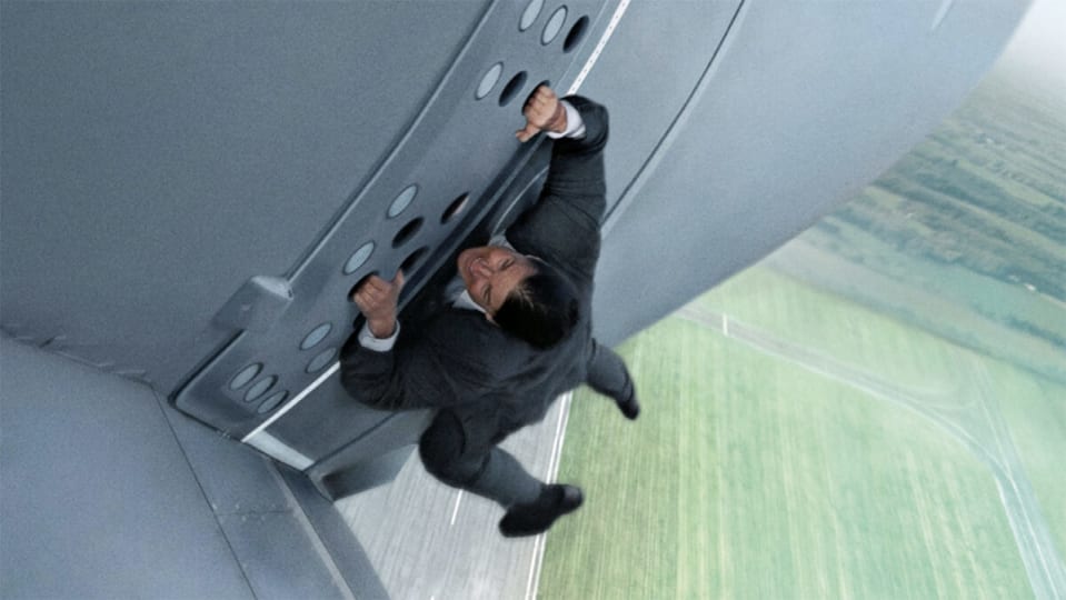 La vez en que Tom Cruise salió volando agarrado a la puerta de un avión