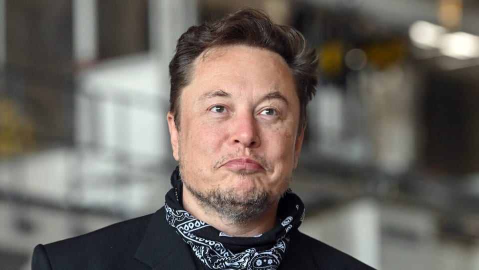 Cómo Elon Musk le ha quitado la cuenta de Twitter a un usuario después de 18 años para quedársela él