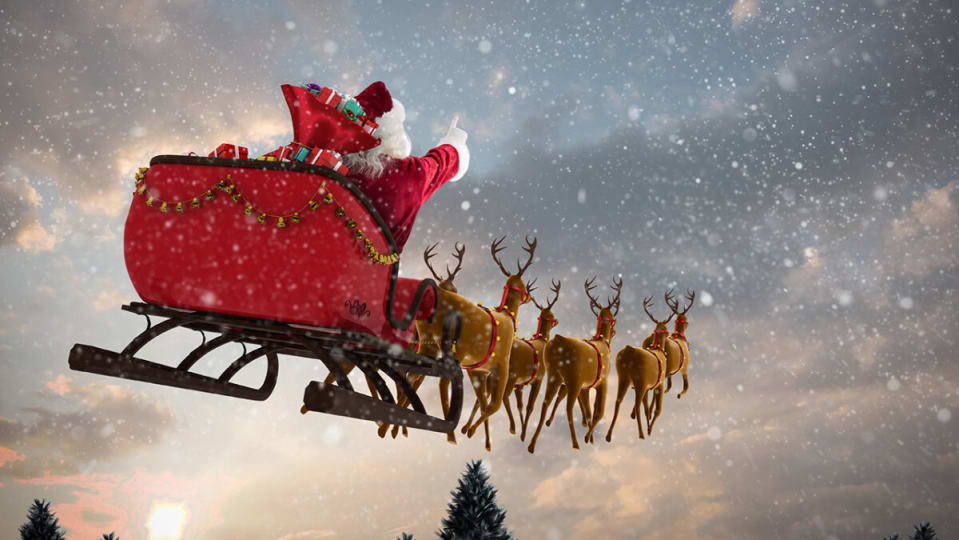 Santa is coming: time to follow him for your children to see