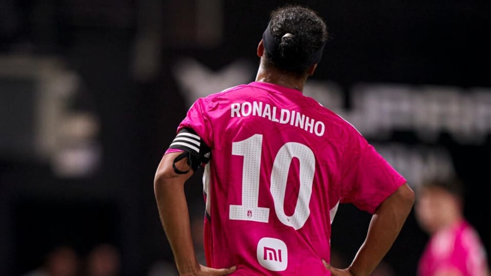 Ronaldinho Proves He’s Still the King of the Pitch: Watch His Incredible Kings League Penalty Shots!
